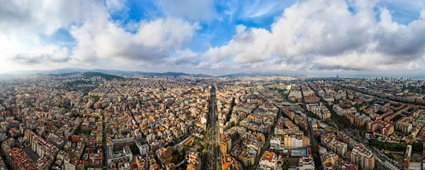 Flygdrönare Panoramautsikt Över Barcelona Spanien Flera Bostads Och Kontorsbyggnader Grönska — Stockfoto
