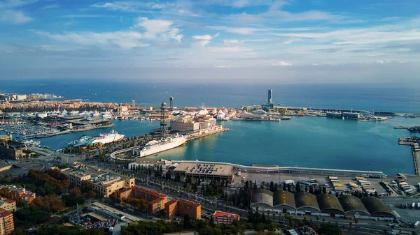 西班牙巴塞罗那的无人驾驶飞机图像 多个住宅和办公大楼 许多绿地 地中海海港 — 图库照片