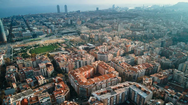 Flygdrönare Utsikt Över Barcelona Spanien Block Med Flera Bostadshus Medelhavet — Stockfoto