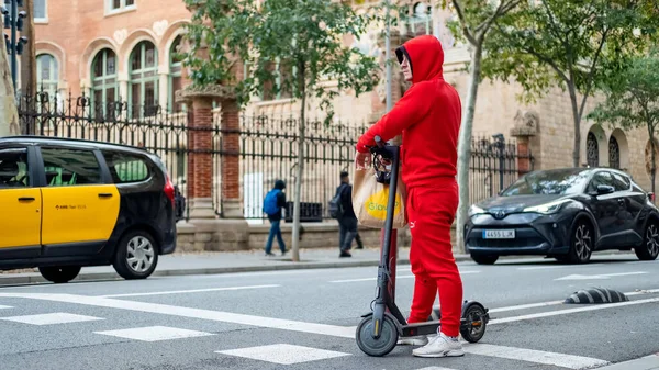 バルセロナ スペイン 2021年11月 道路上の電動スクーターの男 — ストック写真