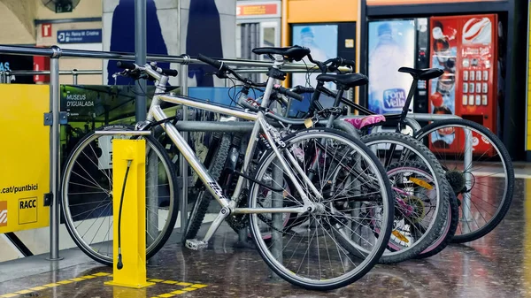 巴塞罗那 2021年11月11日 在街上停放自行车 — 图库照片