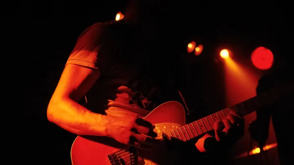 Concerto Rock Num Clube Iluminação Vermelha Silhueta Guitarrista — Fotografia de Stock