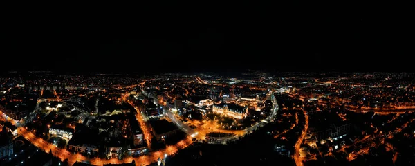 ルーマニアの夜にヤシのダウンタウンの空中ドローンパノラマビュー 照明付きの道路や建物 文化宮殿 — ストック写真