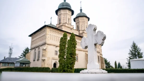 Vista Del Monasterio Cetatuia Iasi Rumania Cruz Mármol Con Iglesia — Foto de Stock