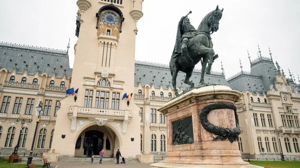Iasi 2021年11月6日 市中心的文化宫景观 大家站在正方形前面 前面的是伟大的雕像斯蒂芬 — 图库照片