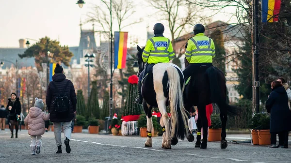 Iasi Roménia Dezembro 2021 Ruas Centro Cidade Dois Policiais Cavalos — Fotografia de Stock