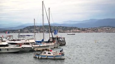 Fransa 'nın Sainte-Marguerite adasının deniz limanından Cannes manzarası. Bağlı tekneler