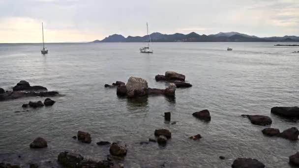 Sainte Marguerite Adası Ndaki Akdeniz Kayalık Sahili Tekneler Uzak Bir — Stok video