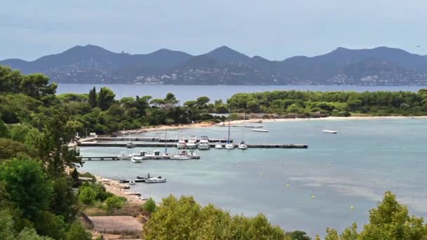 位于法国圣玛格丽特岛上的地中海海岸 一片绿地 码头上停着停泊的船只 — 图库视频影像