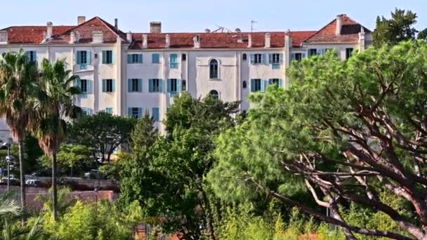 Streescape Cannes França Edifício Residencial Tradicional Monte Vegetação — Vídeo de Stock
