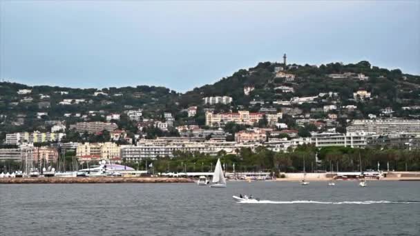 Uitzicht Cannes Vanaf Een Drijvende Boot Frankrijk Meerdere Gebouwen Gemaakt — Stockvideo