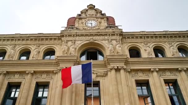 フランス カンヌ 2021年9月 ホテル ヴィルの外観 入り口の上の国旗 — ストック動画