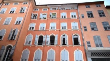 GRASSE, FRANCE - SEPTEMBER, 2021: Menton, Fransa 'da eski bir geleneksel binanın cephesi