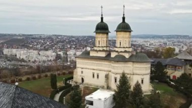 Romanya 'nın Iasi kentindeki Cetatuia Manastırı' nın insansız hava aracı görüntüsü. Ana kilise, iç mahkeme ve binalar, arka planda şehir.