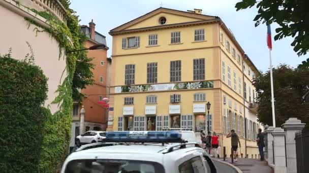 Grasse France Septembre 2021 Parfumerie Fragonard Extérieur Rue Avec Promeneurs — Video