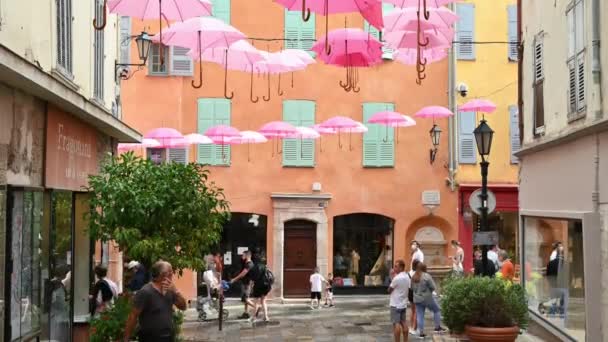 Grasse France September 2021 Street Scape Town 狭窄的街道 有一排粉红色的雨伞 走路的人 — 图库视频影像