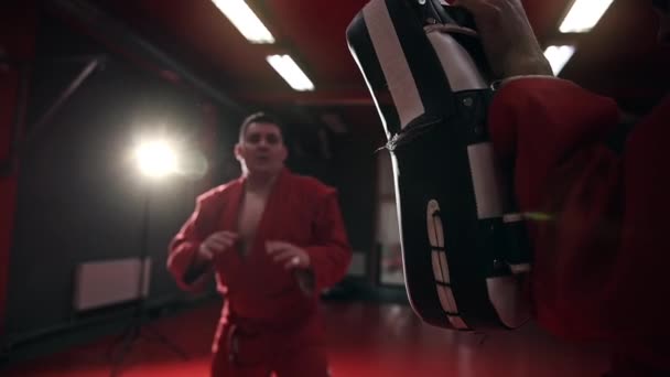 Taekwondo Ασκούμενος Κόκκινο Κιμονό Προπονείται Γυμναστήριο Αργή Κίνηση — Αρχείο Βίντεο