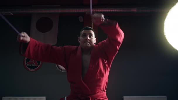 Chisinau Moldova November 2021 Taekwondo Utövare Röd Kimono Tränar Ett — Stockvideo