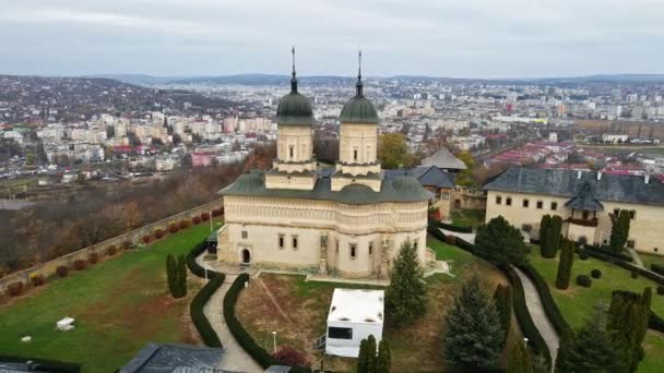 从空中俯瞰罗马尼亚Iasi的Cetatuia修道院 主教堂 内院和建筑物 背景为城市 — 图库视频影像