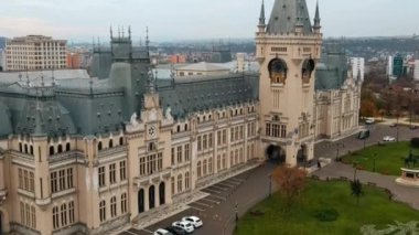 Romanya 'nın Iasi kentindeki merkez binaların hava aracı görüntüsü. Önünde kare var.