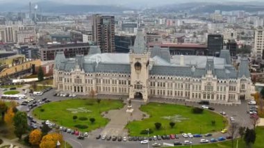 Romanya 'nın Iasi kentindeki merkez binaların hava aracı görüntüsü. Önünde kare var.