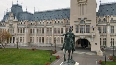 Romanya 'nın Iasi kentindeki merkez binaların hava aracı görüntüsü. Önünde kare var.