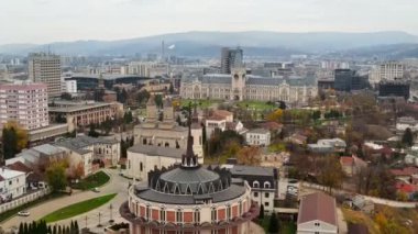 Romanya 'nın Iasi kentindeki merkez binaların hava aracı görüntüsü. Önünde kare var.