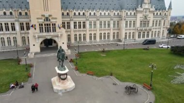 Romanya 'nın Iasi kentindeki merkez binaların hava aracı görüntüsü. Önünde kare var.