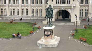 Romanya 'nın Iasi kentindeki merkez binaların hava aracı görüntüsü. Önünde kare var.