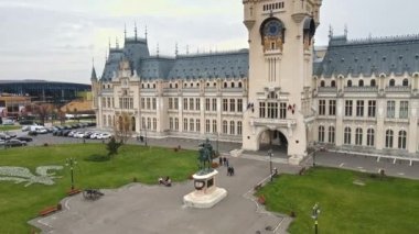 Romanya 'nın Iasi kentindeki merkez binaların hava aracı görüntüsü. Önünde kare var.
