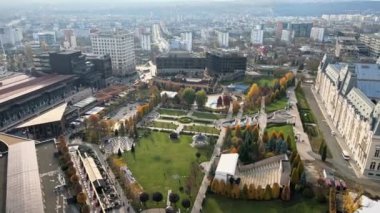 Romanya 'nın Iasi kentindeki merkez binaların hava aracı görüntüsü. Önünde kare var.