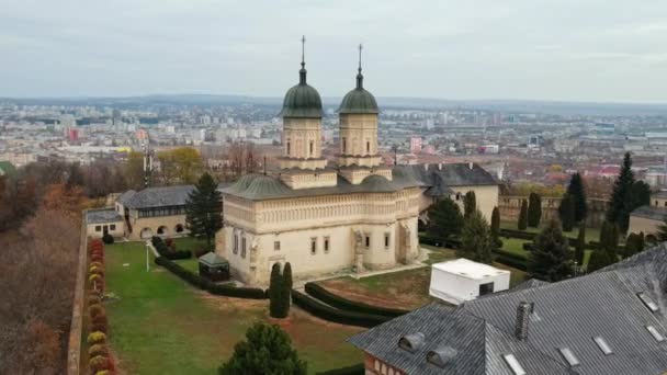 Vista Aérea Del Monasterio Cetatuia Iasi Rumania Iglesia Principal Patio — Vídeo de stock