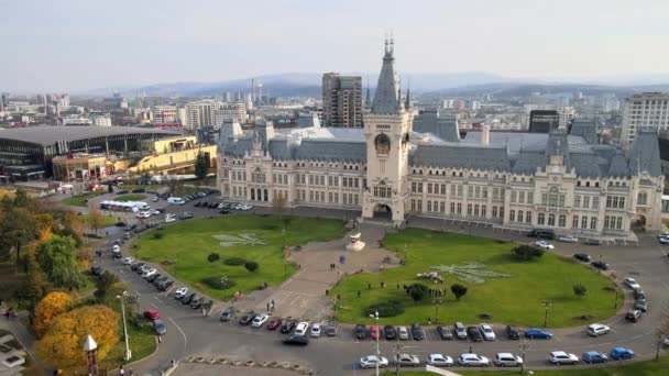 罗马尼亚Iasi中央大楼的无人驾驶飞机图像 前面的正方形 — 图库视频影像