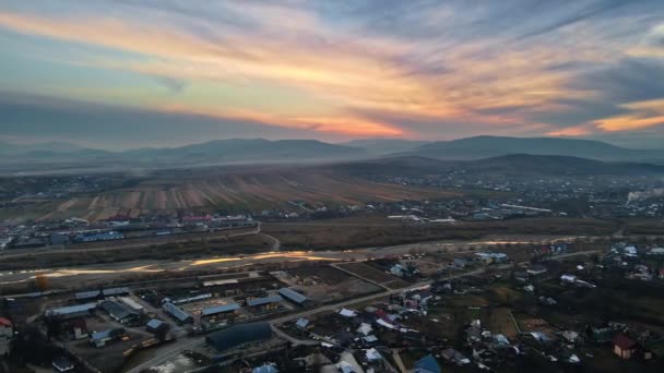 Vista Aérea Del Dron Targu Neamt Atardecer Rumania Carreteras Con — Vídeo de stock