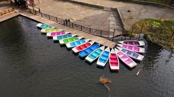 Veduta Del Lago Rosso Con Poche Barche Ormeggiate Colorate Molo — Video Stock