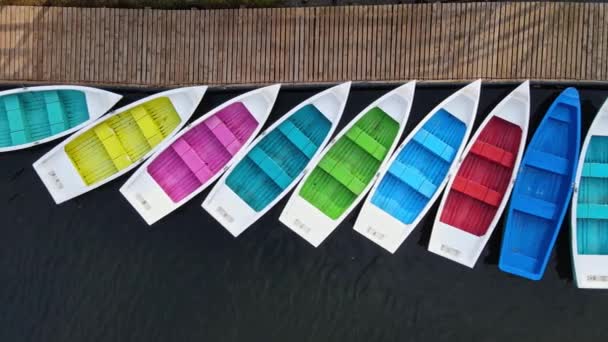 Vue Sur Lac Rouge Avec Peu Bateaux Amarrés Colorés Sur — Video