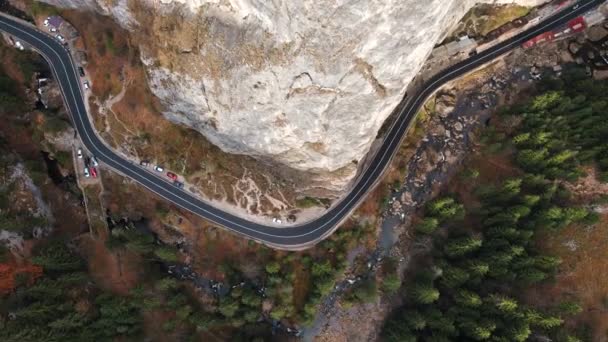 Vista Aérea Drones Natureza Roménia Montanhas Cárpatas Estrada Com Carros — Vídeo de Stock