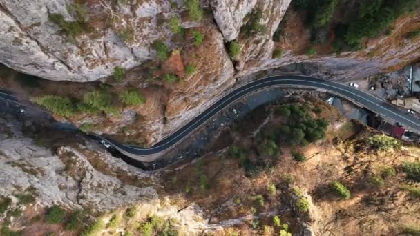 Vista Aérea Drones Natureza Roménia Montanhas Cárpatas Estrada Com Carros — Vídeo de Stock