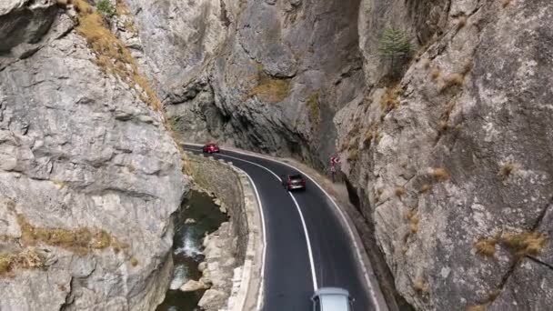 Vista Aérea Drones Natureza Roménia Montanhas Cárpatas Estrada Com Carros — Vídeo de Stock