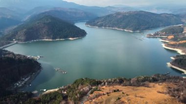 Romanya 'daki Bicaz Gölü' nün panoramik hava aracı görüntüsü. Karpat Dağları, yemyeşil ormanlarla kaplı tepeler