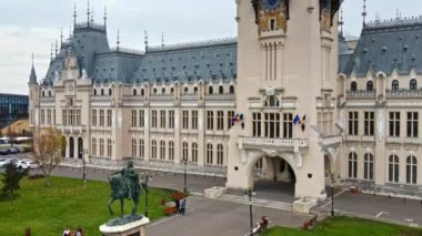 IASI, ROMANIA - Kasım 2021: Romanya 'nın Iasi kentindeki merkez binaların hava aracı görüntüsü. Önünde kare var.