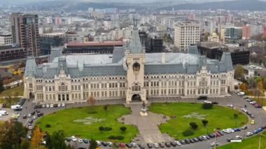 IASI, ROMANIA - Kasım 2021: Romanya 'nın Iasi kentindeki merkez binaların hava aracı görüntüsü. Önünde kare var.
