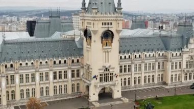 IASI, ROMANIA - Kasım 2021: Romanya 'nın Iasi kentindeki merkez binaların hava aracı görüntüsü. Önünde kare var.