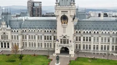 IASI, ROMANIA - Kasım 2021: Romanya 'nın Iasi kentindeki merkez binaların hava aracı görüntüsü. Önünde kare var.
