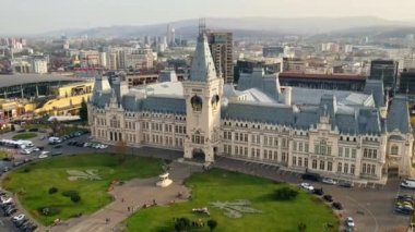 IASI, ROMANIA - Kasım 2021: Romanya 'nın Iasi kentindeki merkez binaların hava aracı görüntüsü. Önünde kare var.