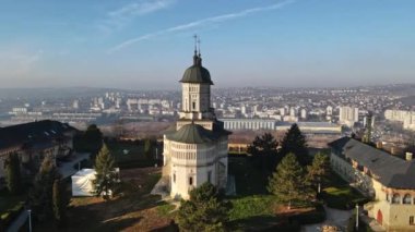 Romanya 'nın Iasi kentindeki Cetatuia Manastırı' nın insansız hava aracı görüntüsü. Ana kilise, iç mahkeme ve binalar, arka planda şehir.