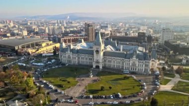Romanya 'nın İasi kentindeki Kültür Sarayı' nın insansız hava aracı görüntüsü. Önünde kare, şehir manzarası