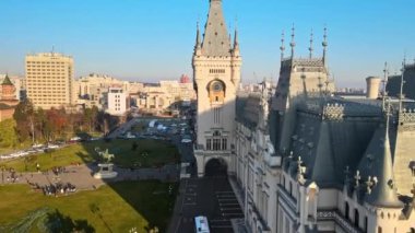 Romanya 'nın İasi kentindeki Kültür Sarayı' nın insansız hava aracı görüntüsü. Önünde kare, şehir manzarası