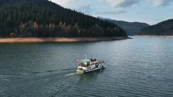 Vista Aérea Barco Con Gente Flotando Lago Bicaz Rumania Colinas — Vídeos de Stock