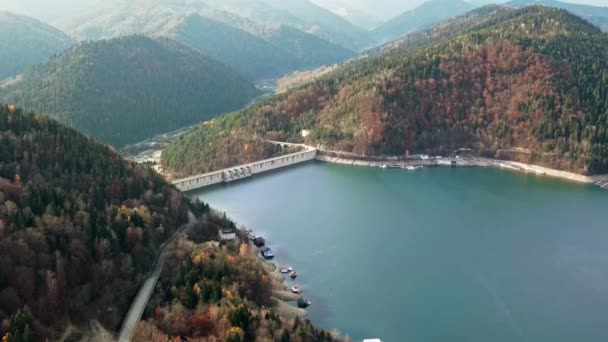 罗马尼亚Bicaz湖和大坝的空中无人机全景 喀尔巴阡山脉 布满茂密森林的山丘 — 图库视频影像